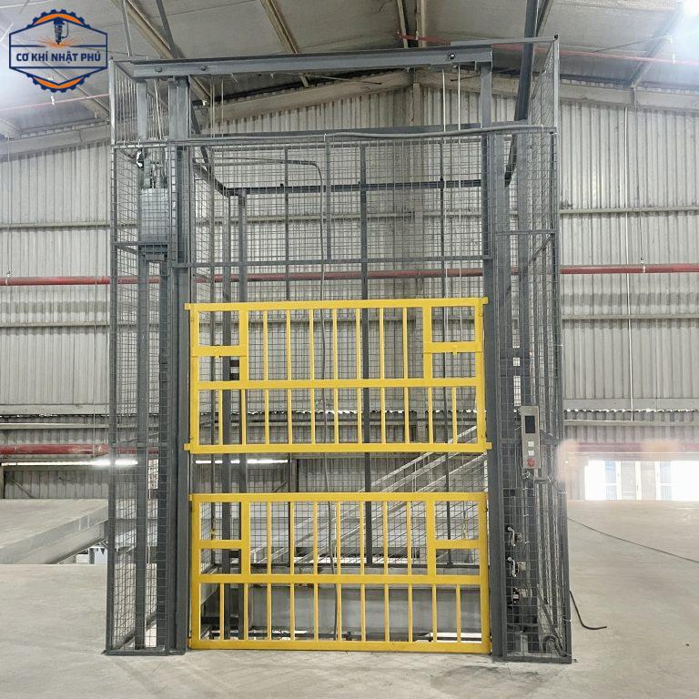 Thang nâng hàng được CK Nhật Phú thiết kế và gia công theo yêu cầu thực tế. 