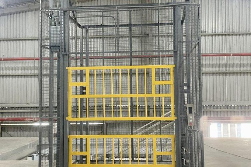 Giải pháp thiết kế thang nâng hàng chuẩn kỹ thuật tránh lệch hố và sai tải 